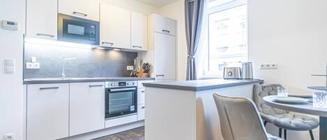 ثلاجة، ميكروويف، فرن، موقد طهي مسطح