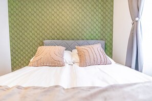2 bedrooms, desk, bed sheets - Spacious 2BR and 1LR Apartment, Around Donaustadt (Wien)