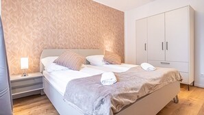 2 室のベッドルーム、デスク、ベッドシーツ