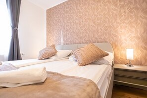 2 slaapkamers, een bureau, beddengoed
