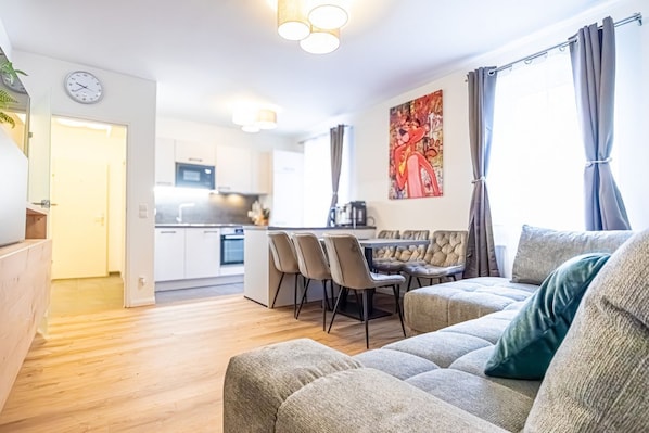 Smart TV - Spacious 2BR and 1LR Apartment, Around Donaustadt (Wien)