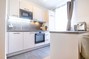 Een koelkast, een magnetron, een oven, een kookplaat