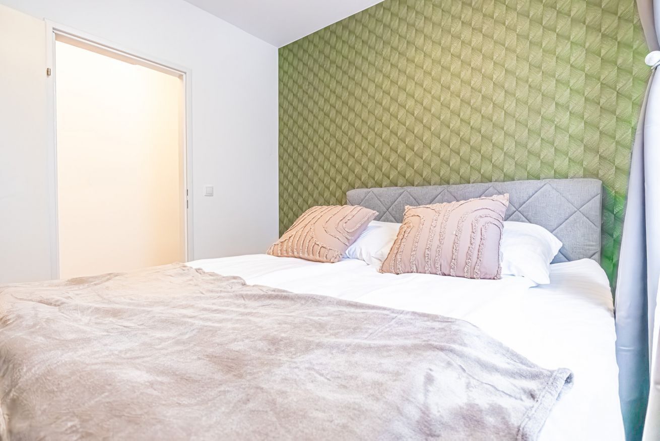 2 bedrooms, desk, bed sheets