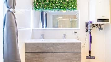 Suihku, hiustenkuivaaja, sampoo