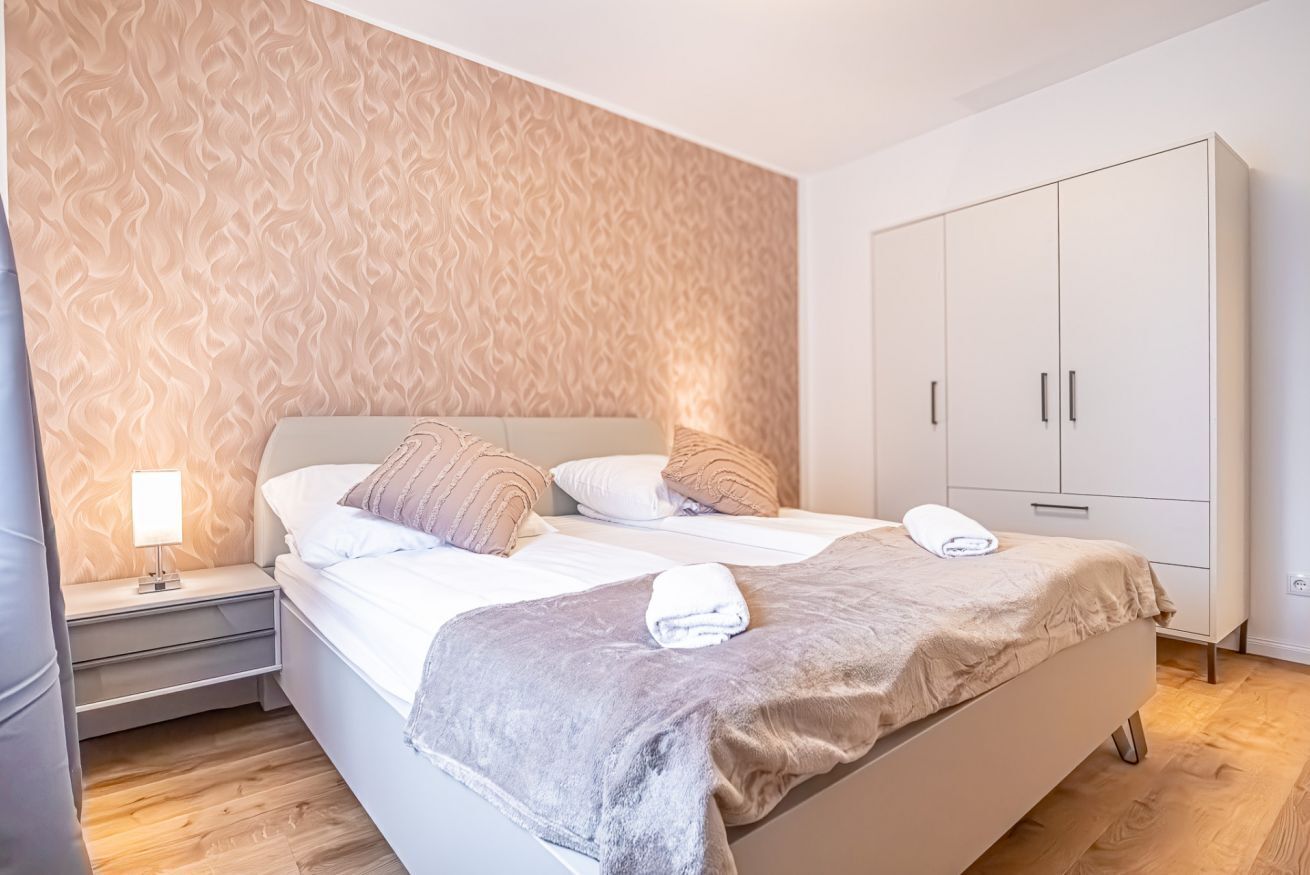 2 Schlafzimmer, Schreibtisch, Bettwäsche