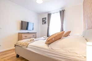 2 soverom, skrivebord og sengetøy
