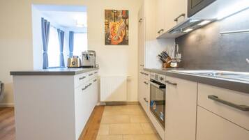 Fridge, microwave, oven, coffee/tea maker