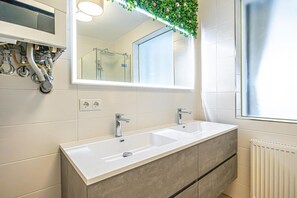 シャワー、ヘアドライヤー、シャンプー