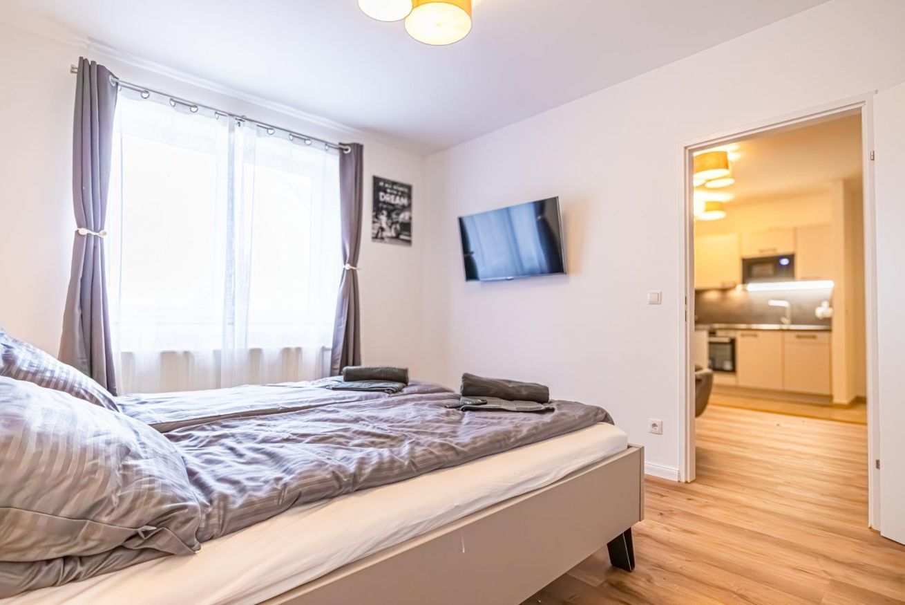 2 bedrooms, desk, WiFi, bed sheets