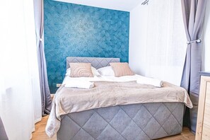 2 habitaciones, escritorio y ropa de cama 