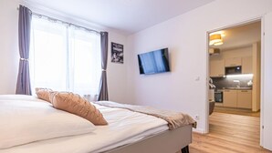 2 soverom, skrivebord og sengetøy