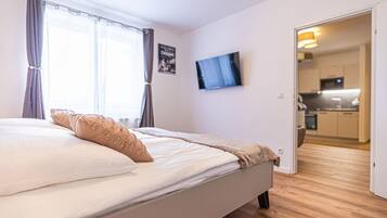 2 habitaciones, escritorio y ropa de cama