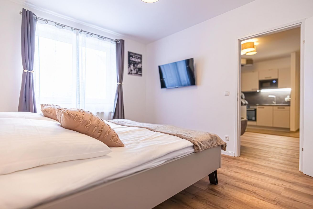 2 Schlafzimmer, Schreibtisch, Bettwäsche