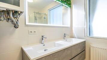 Douche, sèche-cheveux, shampoing