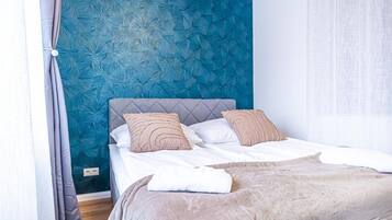 2 bedrooms, desk, bed sheets