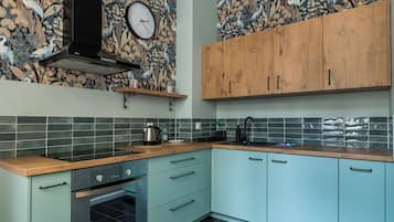 Fridge, oven, stovetop
