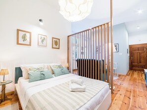 Iron/ironing board, WiFi, bed sheets