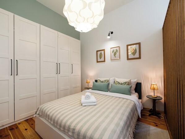 Iron/ironing board, WiFi, bed sheets