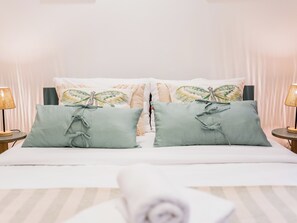 Tabla de planchar con plancha, wifi y ropa de cama 