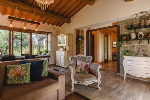 Fireplace - Villa Fiorita: idyllic tuscan retreat with pool, senic views and modern comfort (Cortona)