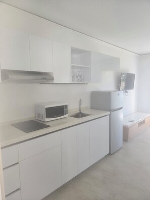 Kühlschrank, Mikrowelle, Herdplatte, Wasserkocher mit Kaffee-/Teezubehör