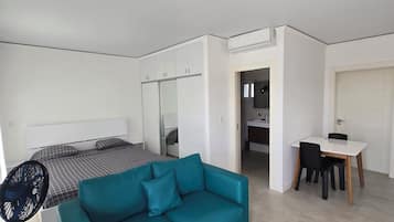 1 slaapkamer, een kluis op de kamer, een bureau