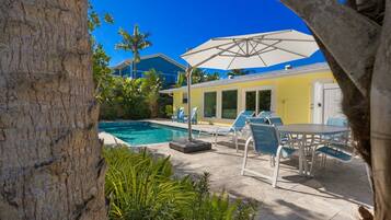 Et oppvarmet basseng