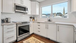 Private kitchen - The Cobalt - Spacious & Family-Friendly, West End (Calgary)
