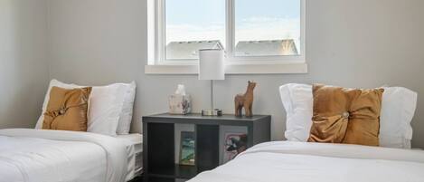 4 bedrooms, iron/ironing board, WiFi, bed sheets