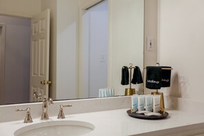 Douche, séchoir à cheveux, serviettes fournies