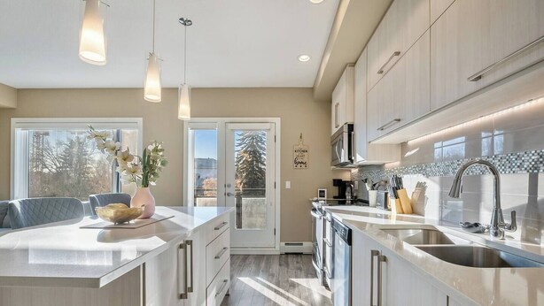 Coffee/tea maker, fridge, microwave, oven - The Brightside - Spacious and Clean - Steps to DT! (Calgary)