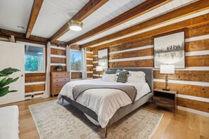 3 habitaciones, escritorio y tabla de planchar con plancha 