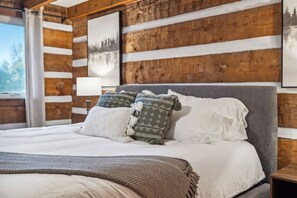 3 bedrooms, desk, iron/ironing board, travel crib