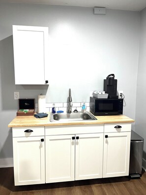 Refrigerador, microondas, cafetera y tetera y utensilios de cocina 