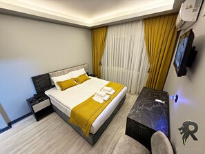 Desk, laptop workspace, blackout curtains, soundproofing - Rıfat Otel (Sincan)