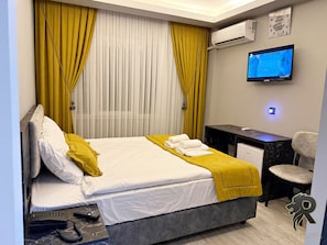 Chambre Double pour 1 personne, 1 lit double, fumeurs, salle de bains privée | Bureau, espace de travail pour ordinateur portable, rideaux occultants