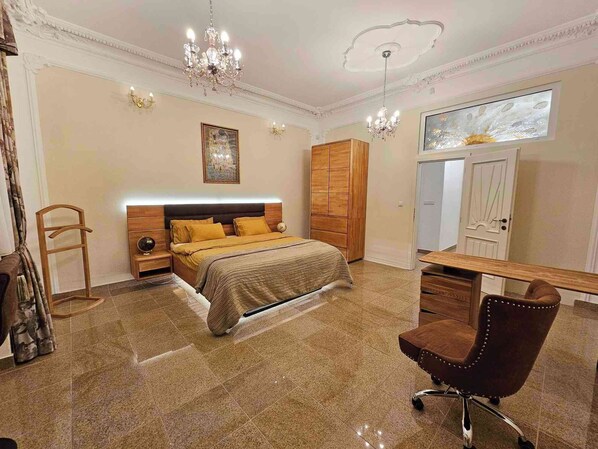 1 bedroom, desk, WiFi, bed sheets - Comfortable Art Nouveau apartment in City center (Bratislava)