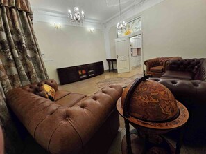TV, books, music library - Comfortable Art Nouveau apartment in City center (Bratislava)