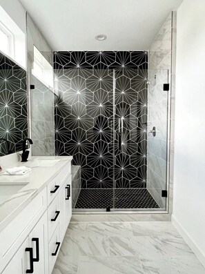 Shower, towels, soap, toilet paper - Charming 3 Bedroom in Central Houston (Houston)