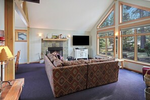 Smart TV, fireplace, DVD player - 28 Big Leaf  - Fav Location! Stunning Deck, Hot Tub, SHARC passes (Bend)