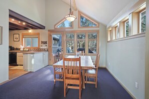 Dining - 28 Big Leaf - Fav Location! Stunning Deck, Hot Tub, SHARC passes (Bend)