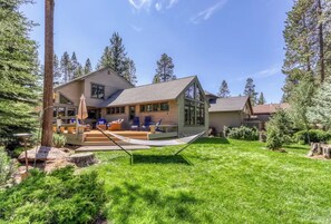 Terrace/patio - 28 Big Leaf  - Fav Location! Stunning Deck, Hot Tub, SHARC passes (Bend)