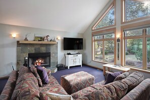 Smart TV, fireplace, DVD player - 28 Big Leaf - Fav Location! Stunning Deck, Hot Tub, SHARC passes (Bend)