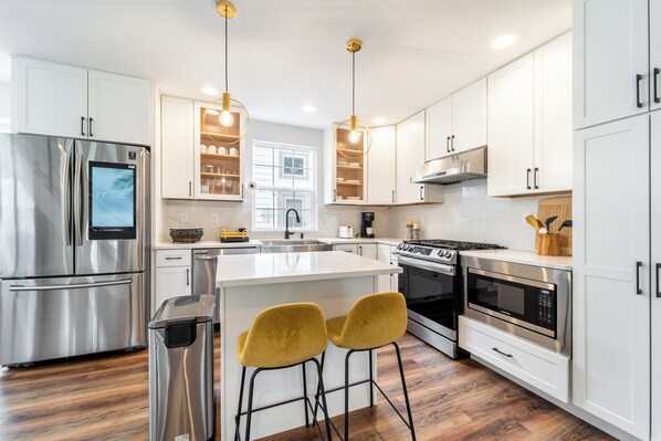 冷蔵庫、電子レンジ、オーブン、コンロ