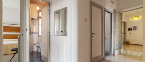 2 bedrooms, desk, iron/ironing board, WiFi