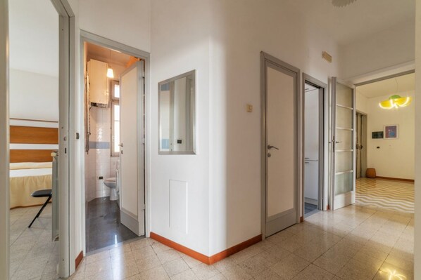 2 bedrooms, desk, iron/ironing board, WiFi