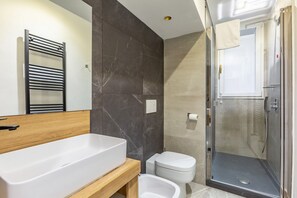 Dusche, Haartrockner, Bidet, Handtücher