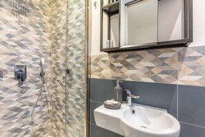 Dusche, Haartrockner, Bidet, Handtücher