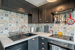 Fridge, oven, cookware/dishes/utensils