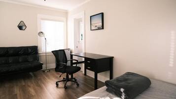 Basic Room, City View | Meja, ruang kerja komputer riba, seterika/papan seterika, Wi-fi percuma